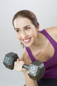 woman lifting a dumbell